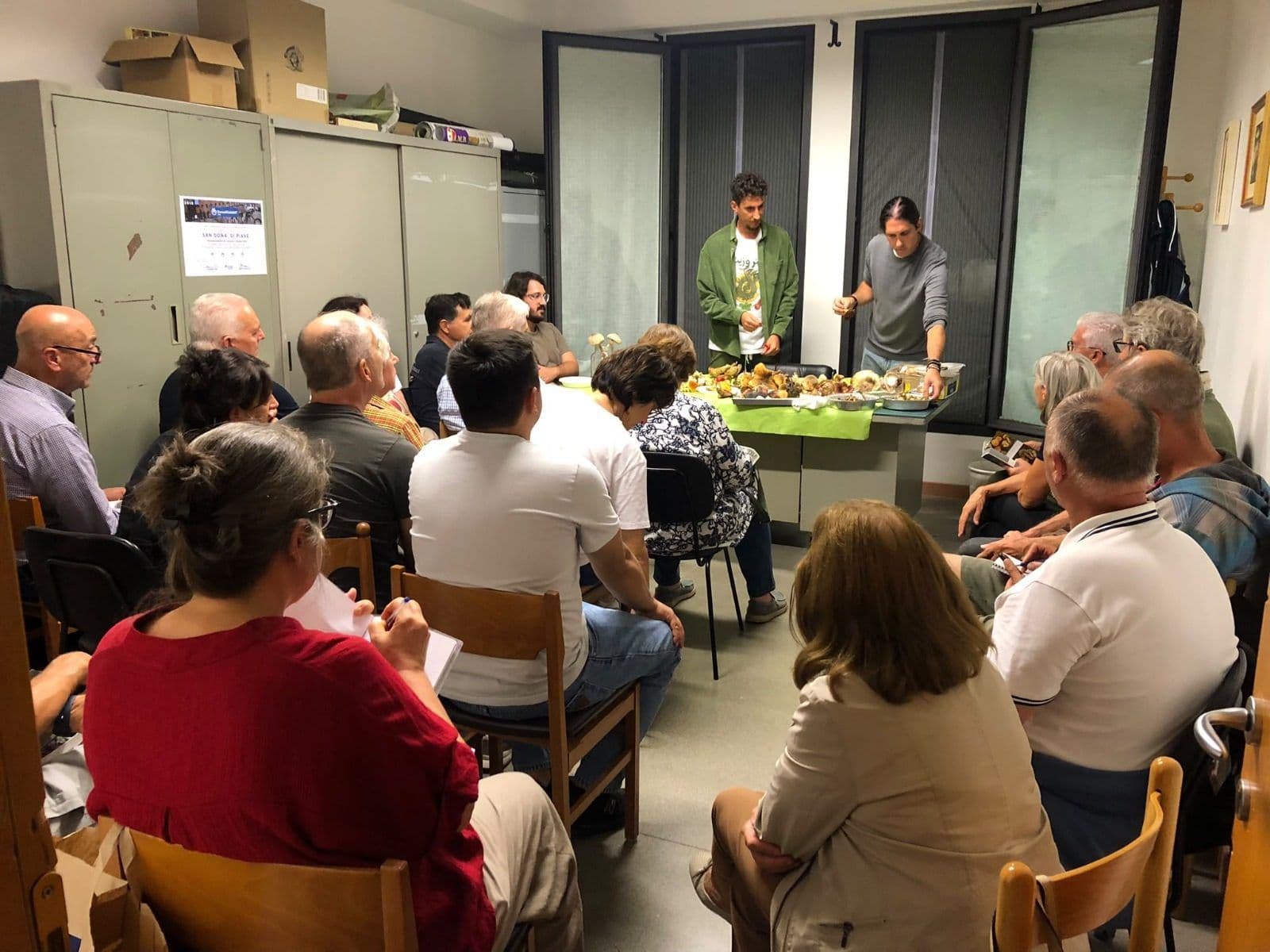 Soci del gruppo durante la determinazione dei funghi raccolti