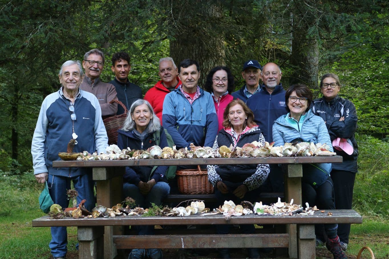 Foto di gruppo durante un'uscita didattica nel bosco